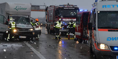 LKW-Fahrer bei Unfall eingeklemmt