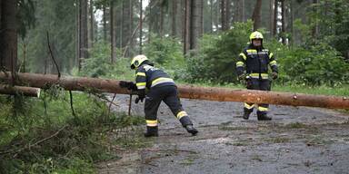 Aufräumarbeiten am Freitag im Bereich Knittelfeld