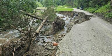 Unwetterschäden an einer Straße in Theißenegg/Preitenegg