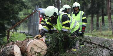 Aufräumarbeiten am Freitag im Bereich Knittelfeld