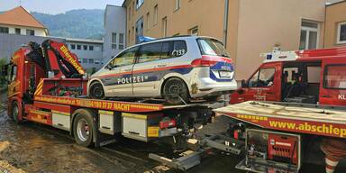 Ein Polizeiauto nach der Bergung am Freitag in Frantschach - St. Gertraud im Lavanttal  