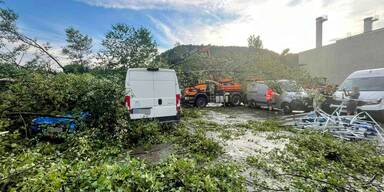 Umgestürzte Bäume und Fahrzeuge im Großraum Weiz in der Steiermark