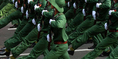 Militärparade anlässlich des 40. Jahrestags des Falls von Saigon