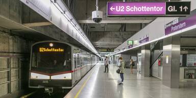 Großeinsatz: U-Bahn kracht in Baufahrzeug