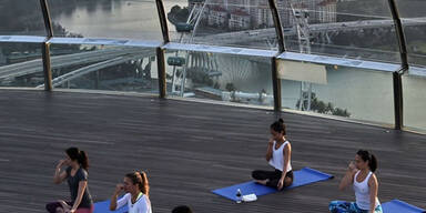 Yoga-Stunde über den Dächern Singapurs