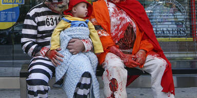 New York: Verkleidet warten Vater und Sohn auf den Bus, der sie zur Zombie-Parade bringt